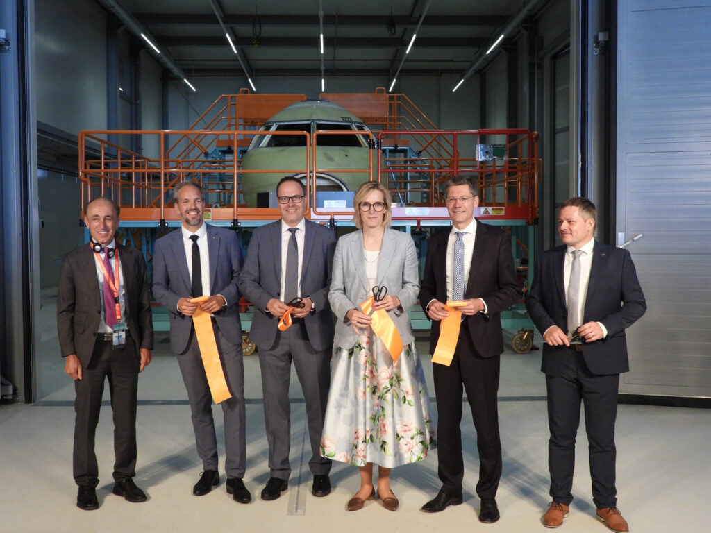 From left to right: Fatih Özmen, CEO of Sierra Nevada Corporation; Nico Neumann, CEO of Deutsche Aircraft; Dirk Panter, Saxon
