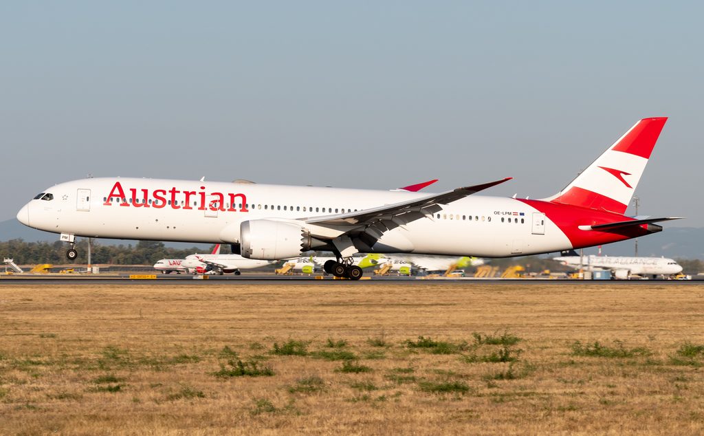 Dreamliner OE-LPM during landing. Austrian is transitioning towards an all-787 long-haul fleet.