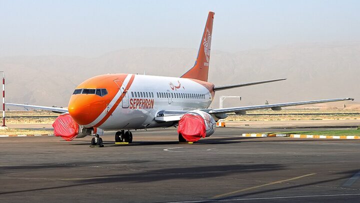 Sepehran Airlines Boeing aircraft on the runway. Photo credit: Farhadi Aret via Wikimedia Commons.