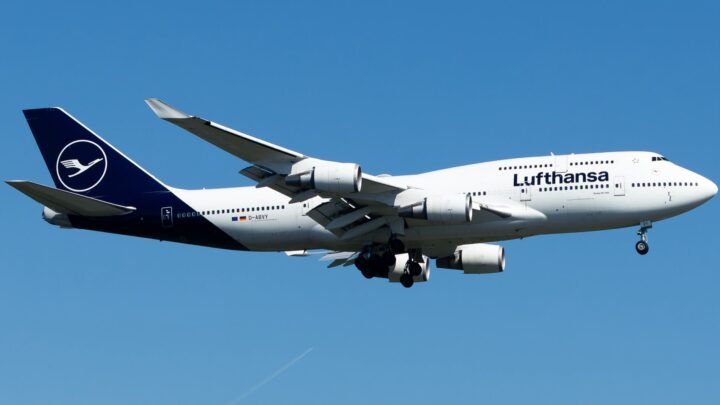 Lufthansa Boeing 747-400 Diverts to Manchester After a strange smell in the cabin