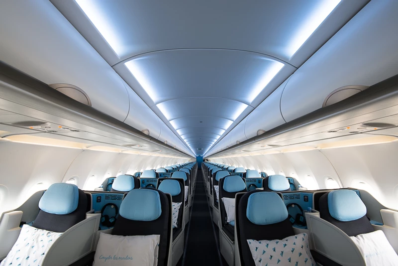 La Compagnie Airbus A321LR all-Business-Class cabin with blue seats in a 2-2 layout.