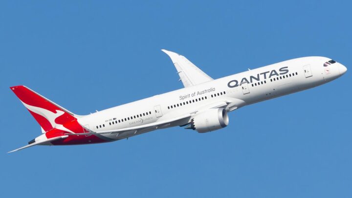 Qantas Boeing 787-9 Dreamliner VH-ZNI climbing against a clear blue sky. The aircraft was involved in a bedbug incident on flight QF5 from Perth to Rome in October 2026.